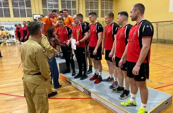 Strażacy z komendy w Chełmnie zdobyli wicemistrzostwo w turnieju siatkówki/ Fot. KP PSP Chełmno