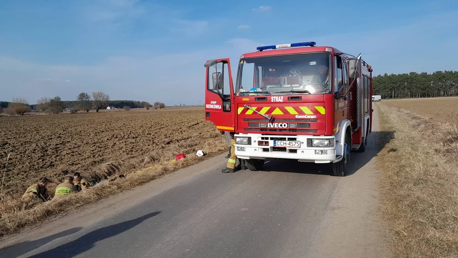 Strażacy pomagali mężczyźnie rannemu po upadku z motoroweru/ Fot. OSP Bieńkówka