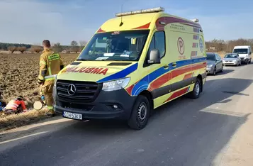 Strażacy pomagali mężczyźnie rannemu po upadku z motoroweru/ Fot. OSP Bieńkówka