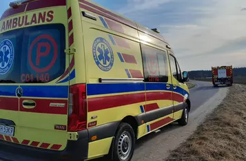Strażacy pomagali mężczyźnie rannemu po upadku z motoroweru/ Fot. OSP Bieńkówka