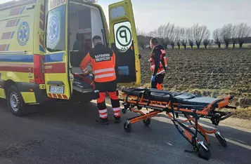 Strażacy pomagali mężczyźnie rannemu po upadku z motoroweru/ Fot. OSP Bieńkówka