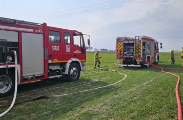 Pożar w zakładzie produkcyjnym pod Chełmnem/ Fot. OSP Bieńkówka