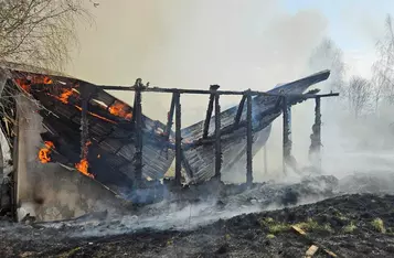Pożar w zakładzie produkcyjnym pod Chełmnem/ Fot. OSP Bieńkówka