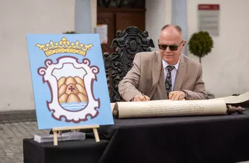 Podpisanie listu intencyjnego w sprawie obchodów rocznicy lokacji miejskiej Torunia i Chełmna, fot. Szymon Zdziebło/tarantoga dla UMWKP