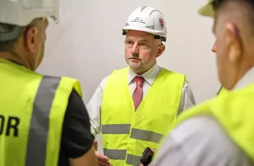Marszałek Piotr Całbecki i członek zarządu województwa Marek Wojtkowski na budowie nowego kompleksu WSS we Włocławku, fot. Szymon Zdziebło/tarantoga dla UMWKP
