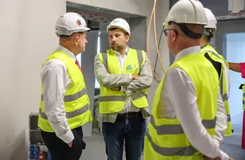 Marszałek Piotr Całbecki i członek zarządu województwa Marek Wojtkowski na budowie nowego kompleksu WSS we Włocławku, fot. Szymon Zdziebło/tarantoga dla UMWKP