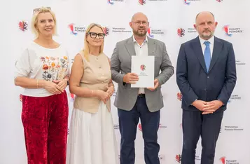 Wręczenie umów dotacyjnych na małą infrastrukturę sportową, fot. Mikołaj Kuras dla UMWKP
