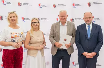 Wręczenie umów dotacyjnych na małą infrastrukturę sportową, fot. Mikołaj Kuras dla UMWKP