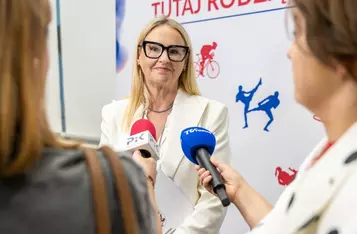 Wręczenie umów dotacyjnych przedstawicielom klubów sportowych, fot. Szymon Zdziebło/tarantoga.pl dla UMWKP