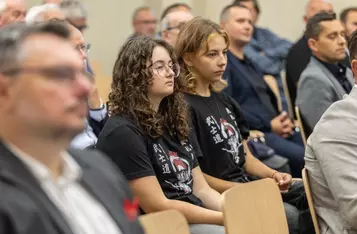 Wręczenie umów dotacyjnych przedstawicielom klubów sportowych, fot. Szymon Zdziebło/tarantoga.pl dla UMWKP