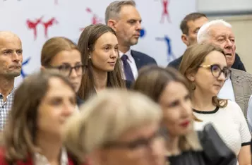 Wręczenie umów dotacyjnych przedstawicielom klubów sportowych, fot. Szymon Zdziebło/tarantoga.pl dla UMWKP