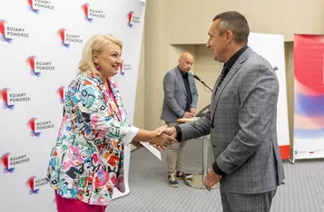 Wręczenie umów dotacyjnych przedstawicielom klubów sportowych, fot. Szymon Zdziebło/tarantoga.pl dla UMWKP