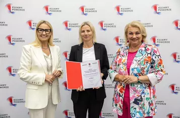 Wręczenie umów dotacyjnych przedstawicielom klubów sportowych, fot. Szymon Zdziebło/tarantoga.pl dla UMWKP