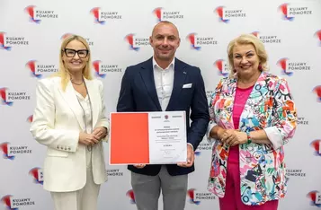 Wręczenie umów dotacyjnych przedstawicielom klubów sportowych, fot. Szymon Zdziebło/tarantoga.pl dla UMWKP