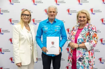 Wręczenie umów dotacyjnych przedstawicielom klubów sportowych, fot. Szymon Zdziebło/tarantoga.pl dla UMWKP