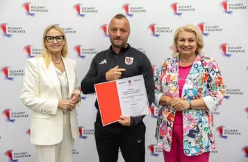 Wręczenie umów dotacyjnych przedstawicielom klubów sportowych, fot. Szymon Zdziebło/tarantoga.pl dla UMWKP
