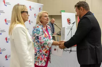 Wręczenie umów dotacyjnych przedstawicielom klubów sportowych, fot. Szymon Zdziebło/tarantoga.pl dla UMWKP
