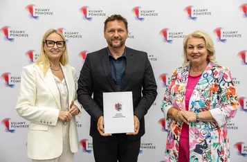 Wręczenie umów dotacyjnych przedstawicielom klubów sportowych, fot. Szymon Zdziebło/tarantoga.pl dla UMWKP