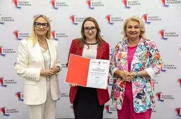 Wręczenie umów dotacyjnych przedstawicielom klubów sportowych, fot. Szymon Zdziebło/tarantoga.pl dla UMWKP