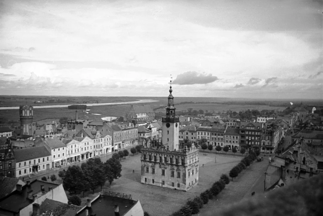 Panorama miasta z widokiem na ratusz (Narodowe Archiwum Cyfrowe)