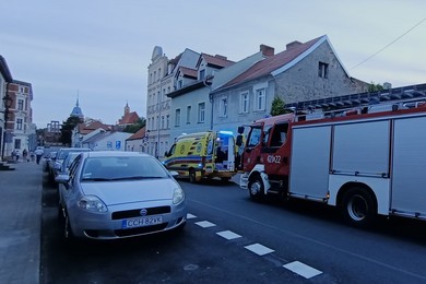 Kobieta wyskoczyła przez okno. Domownicy usłyszeli huk