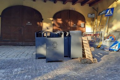 Kosze na śmieci wyrywała razem z brukiem. Niszczyła je, bo była zdenerwowana