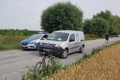 Strażacy zastali kompletnie rozbite auto. Po kierowcy nie było śladu [ZDJĘCIA]