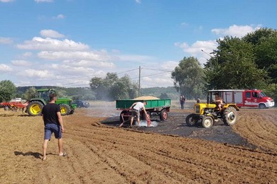 Pożar podczas żniw. Ludzie uratowali uprawy i przyczepę z ziarnem [ZDJĘCIA]