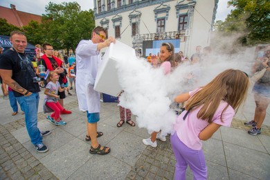 Bye, Bye Holiday. Bańki mydlane, animacje i eksperymenty na rynku w Chełmnie [ZDJĘCIA]