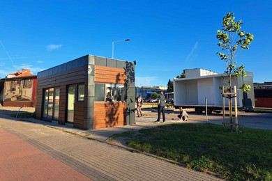 To jest dworzec autobusowy w Chełmnie. Wjazd autobusu na peron, będzie można śledzić, będąc w środku