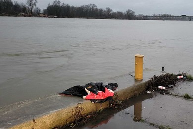 Strażacy, policja, straż miejska i WOPR działają nad Wisłą w Chełmnie. Czy ktoś wskoczył do rzeki?