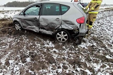 Wypadek na „jedynce” pod Chełmnem. Samochody zatrzymały się na polu