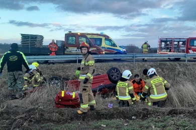 Wypadek pod Chełmnem. Kierowca leżał na ziemi