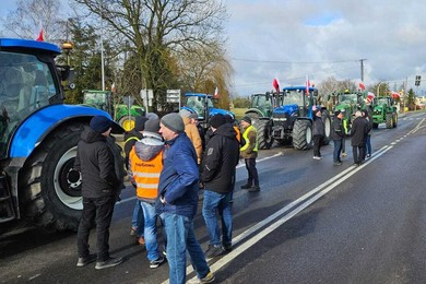 Kilkuset rolników strajkuje pod Chełmnem. Jak długo potrwa blokada dróg? [ZDJĘCIA]