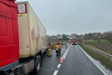 Wypadek pod Chełmnem. Drogę krajową zablokowała ciężarówka [ZDJĘCIA]