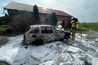 Pożar pod Chełmnem. W święta spalił się samochód [ZDJĘCIA]