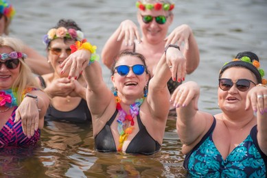 Koniec sezonu na chłodne kąpiele. Morsowanie w Jeziorze Starogrodzkim w Chełmnie [ZDJĘCIA]