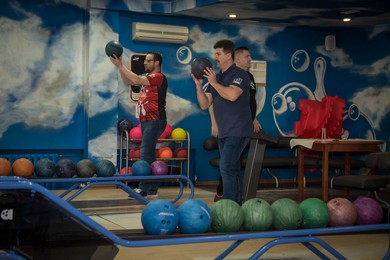 Liga bowlingowa w Chełmnie. Na najwyższym stopniu podium Tomaszewski. Ale który?