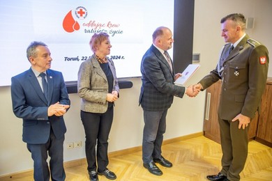 Podziękowania i odznaki dla honorowych dawców krwi [ZDJĘCIA]