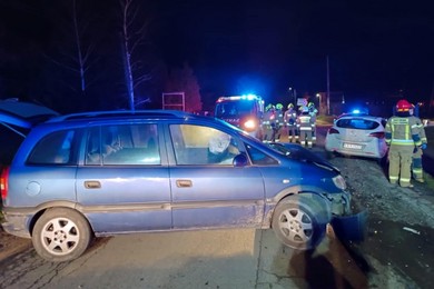 Pod Chełmnem czołowo zderzyły się auta. Są ranni [ZDJĘCIA]