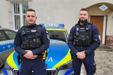 Młoda kobieta leżała na podłodze sina i nieprzytomna. O jej życie walczyli policjanci