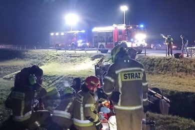 Na A1 pod Chełmnem dachował mercedes. Po ranną kobietę przyleciał śmigłowiec LPR [ZDJĘCIA]