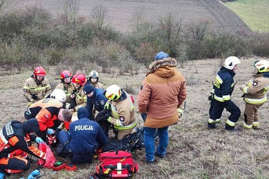 Akcja ratunkowa pod Chełmnem. Paralotniarz spadł ze stromego wzgórza [ZDJĘCIA]