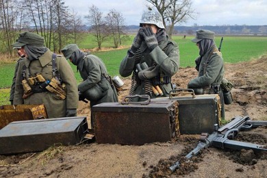 Właśnie rozpoczął się piknik zimowy z inscenizacją historyczną w Borównie [OGLĄDAJCIE ZDJĘCIA]