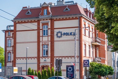 Uwaga na oszustów. Dzwonią z zastrzeżonego numeru i podają się za policjantów z Chełmna