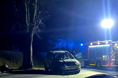 Rozbił auto na drzewie w centrum miasta. To musiało się tak skończyć