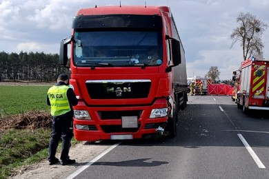 Tragedia na drodze. Motocyklista uderzył w ciężarówkę [ZDJĘCIA]