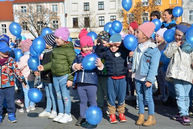 Światowy Dzień Świadomości Autyzmu. Wesoły happening na rynku w Chełmnie [ZDJĘCIA]