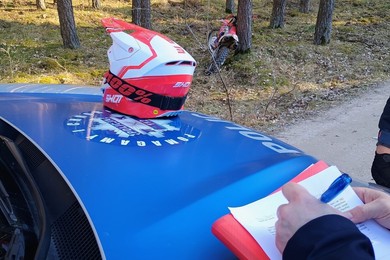 Pojechał do lasu, żeby poczuć emocje. Zapewnili mu je policjanci [ZDJĘCIA]