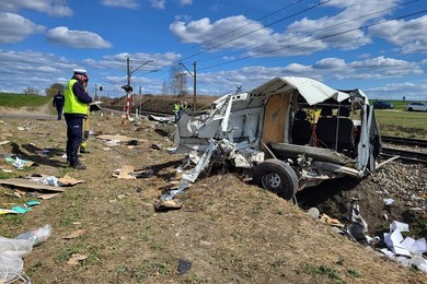 Tragedia na torach. Z auta została sterta blachy [ZDJĘCIA]